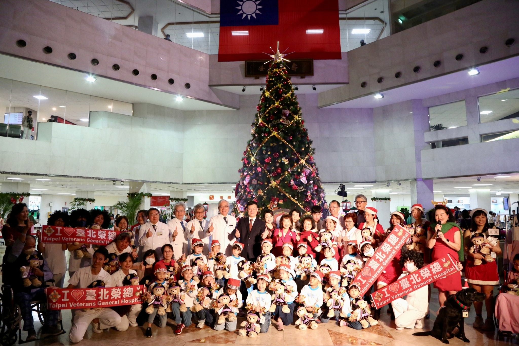 112/11/28 臺北榮民總醫院聖誕點燈 傳遞祝福